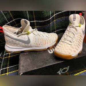 Men size 10 NIKE ZOOM KD 9